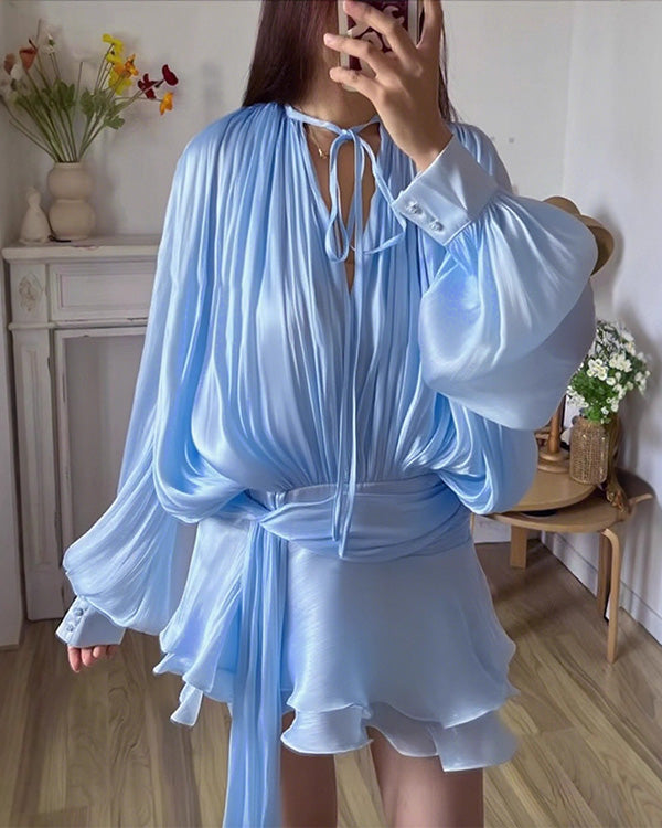 Satin-Minikleid mit unregelmäßigen Rüschen