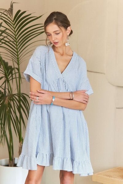 ADORA Gestreiftes Babydoll-Kleid mit V-Ausschnitt und Rüschensaum