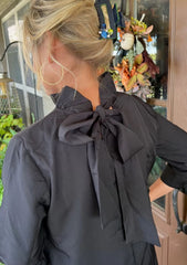Damenkleid mit hohem Kragen und Rückenschnürung (Kaufe 2, Versand gratis)